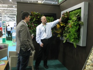 Angus Cunningham explicando slimgreenwall en stand Scotscape