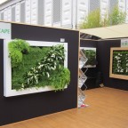 Lienzo naturado mediano slimgreenwall en stand de Chelsea junto a Scotscape