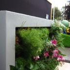 Lienzo naturado slimgreenwall pequeño gris en stand Scotscape en Chelsea Flower Show, bajo la lluvia