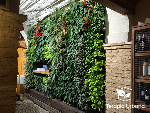 Jardín Vertical Interior de Terapia Urbana en Restaurante Pelayo, Sevilla