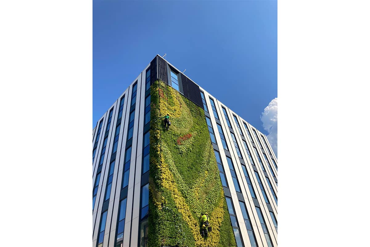 jardin vertical mercure hotel