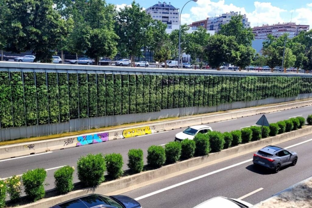 Jardín vertical exterior M30 Madrid - Mantenimiento