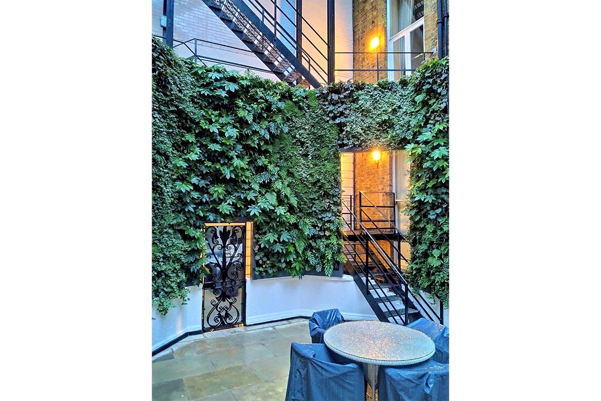 jardin vertical patio cavalry and guards