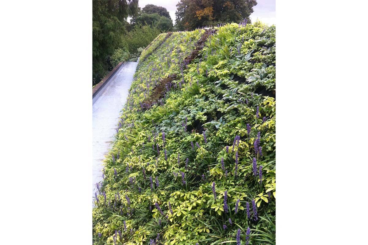 fachada vegetal oficina porsche 